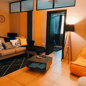 Amazona Tirana